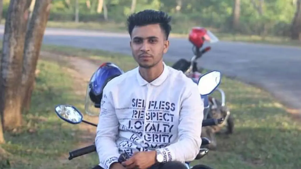 ফেসবুকে পোস্ট দিয়ে ফাঁস নিলেন যুবক
