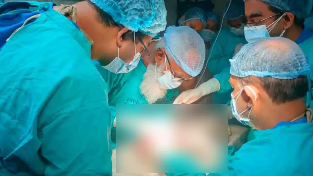 ছেলেকে কিডনি দিলেন মা