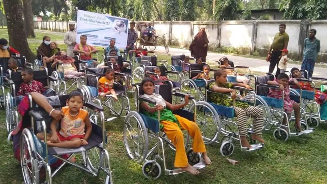 ২০ প্রতিবন্ধী শিশুকে হুইল চেয়ার দিল ডু সামথিং ফাউন্ডেশন