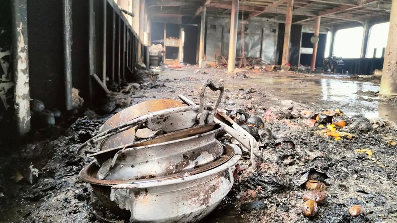 পড়ে থাকা স্মৃতিচিহ্নই বলে দেয় আগুনের ভয়াবহতা
