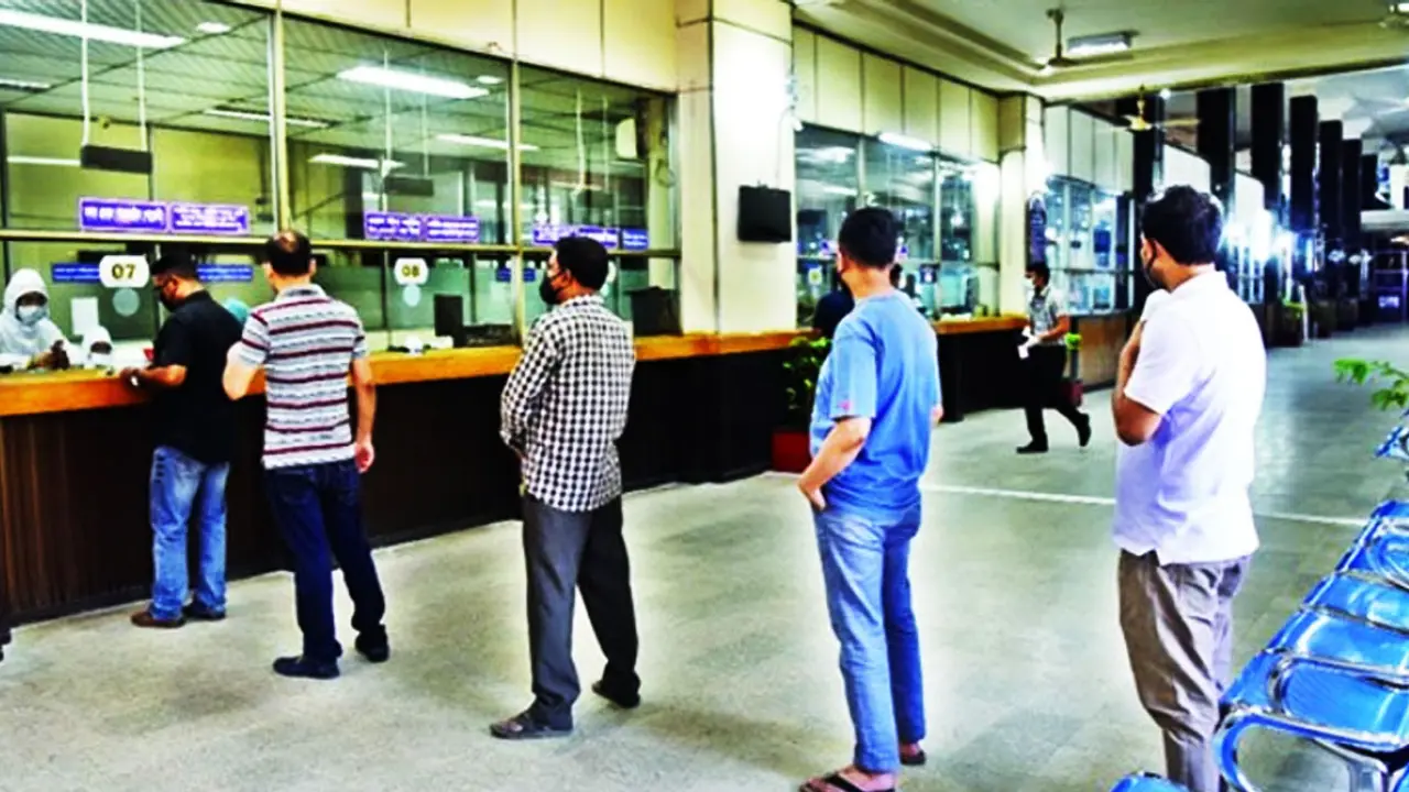 কাজ দাঁড়িয়ে থাকা, মাসে আয় সাড়ে ৫ লাখ