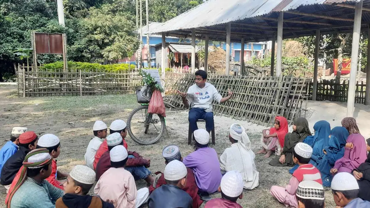 ২ যুগ ধরে বই-গাছ বিতরণ করছেন তেঁতুলিয়ার মামুন