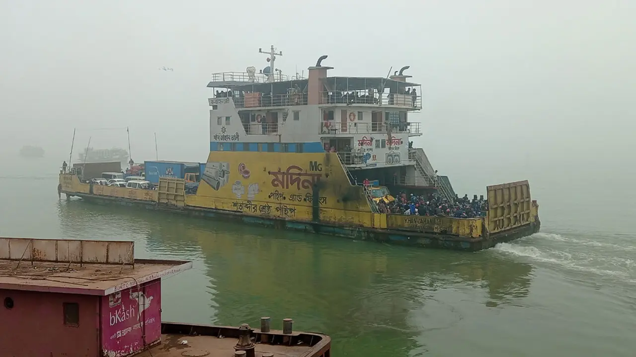 সাড়ে ৭ ঘণ্টা পর ফেরি চলাচল শুরু