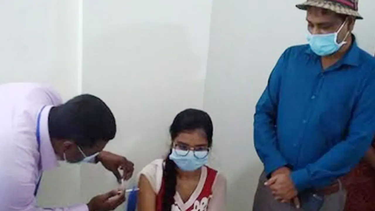 মানিকগঞ্জে ১০৭৪ শিক্ষার্থী পেল করোনার টিকা