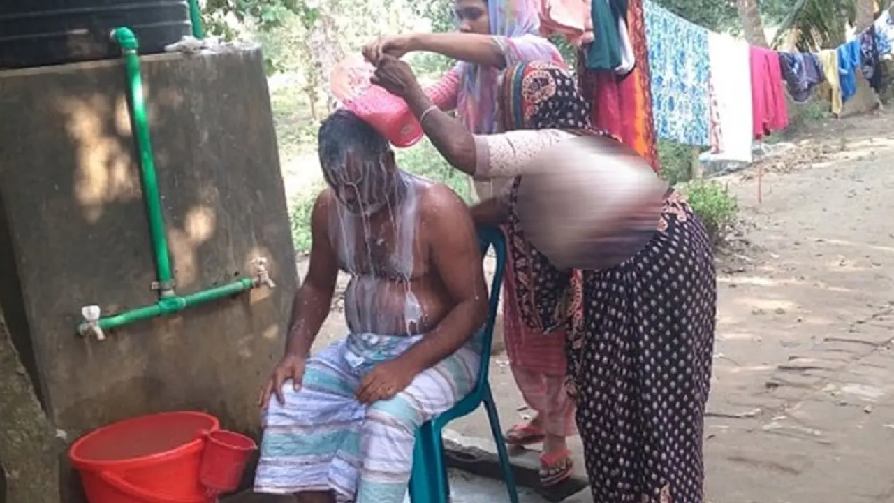 বিপুল ভোটে চেয়ারম্যান, দুধ দিয়ে গোসল করালেন সমর্থকরা