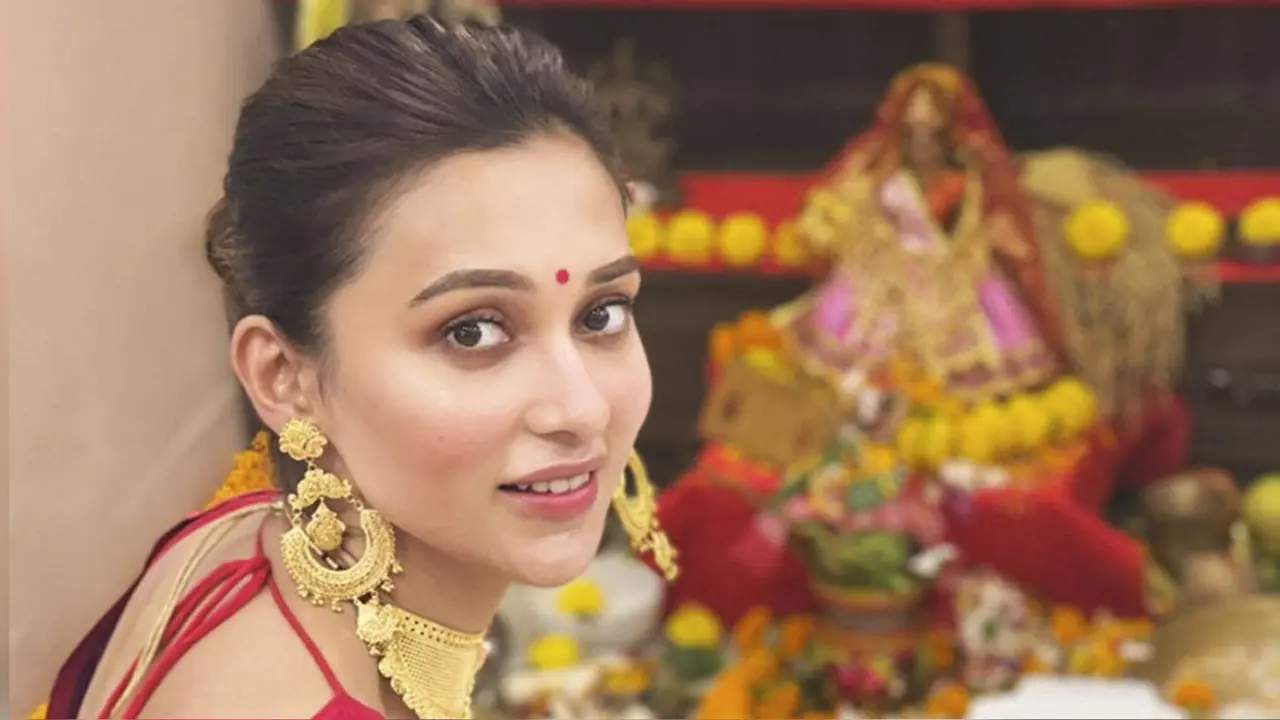 বাড়িতে মিমির লক্ষ্মী পূজা, পুরোহিত নিজেই