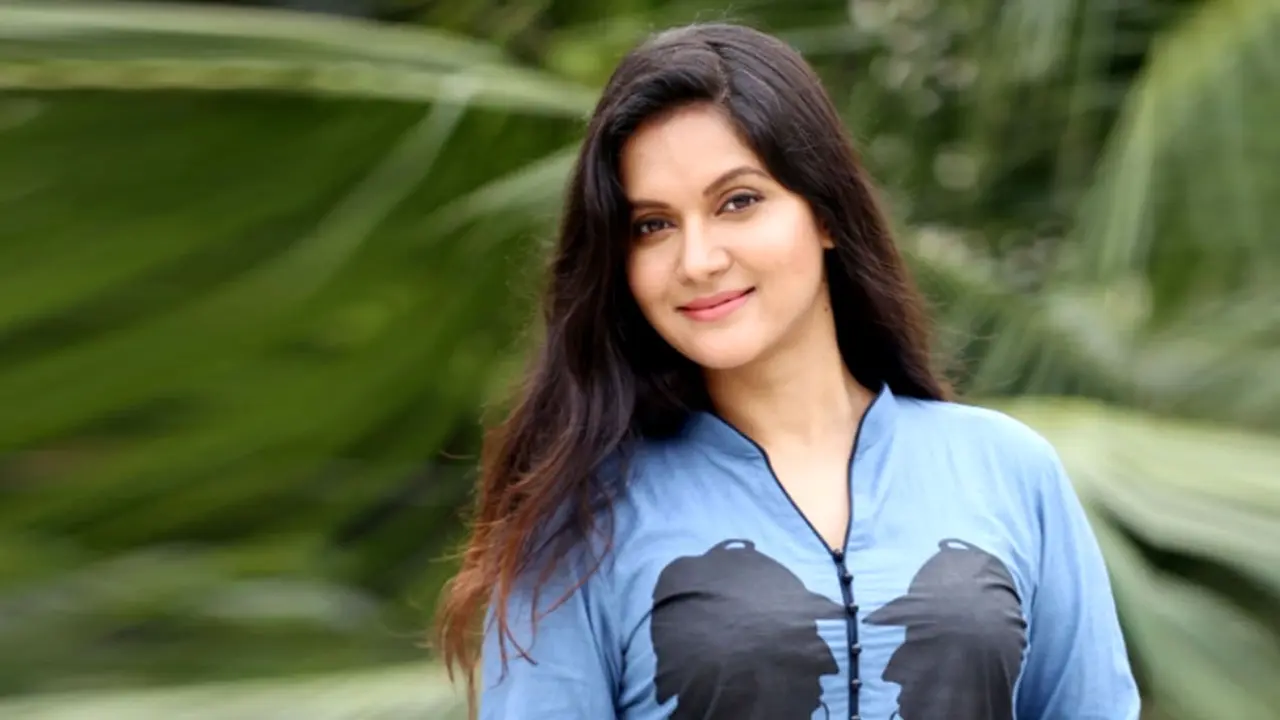 গান গেয়ে মেয়েকে কী পরামর্শ দিলেন মিথিলা?