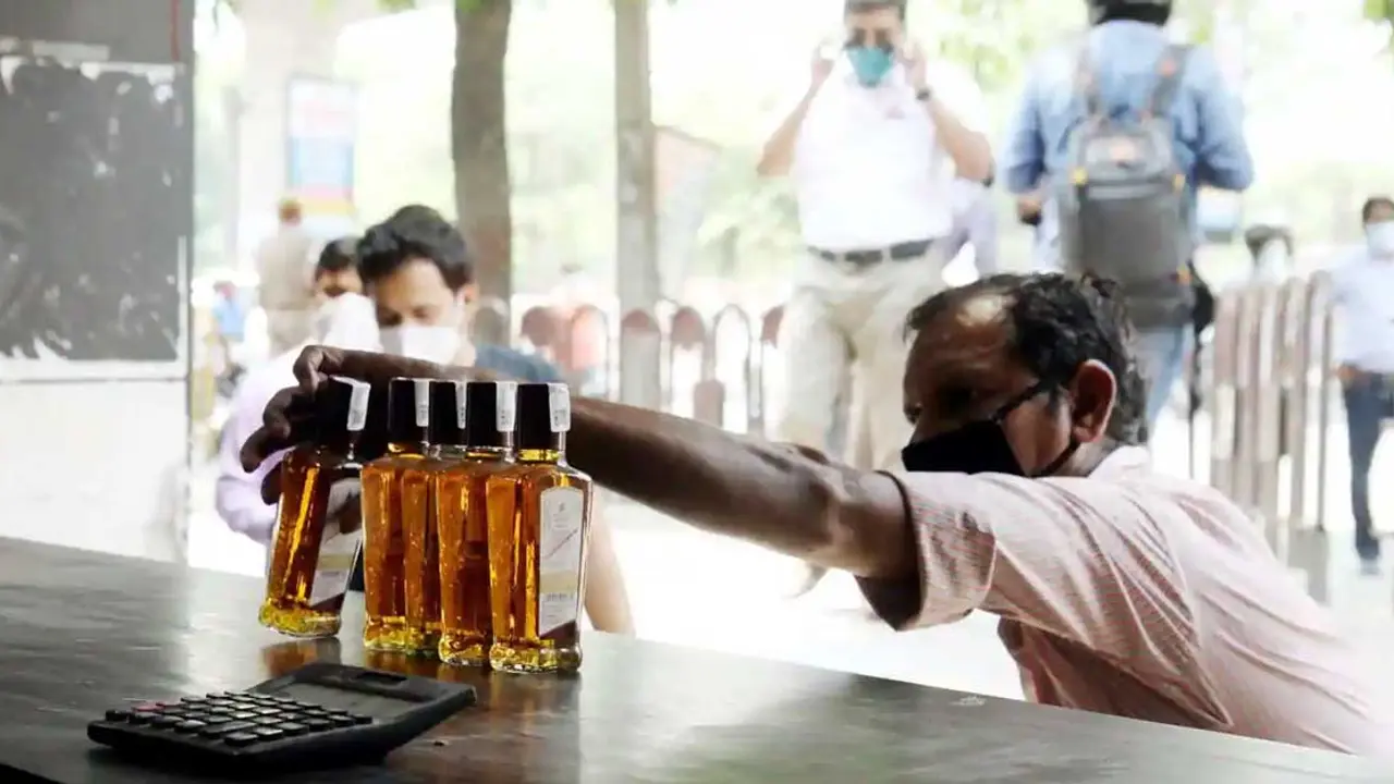 দিল্লিতে হঠাৎ মদের সংকট