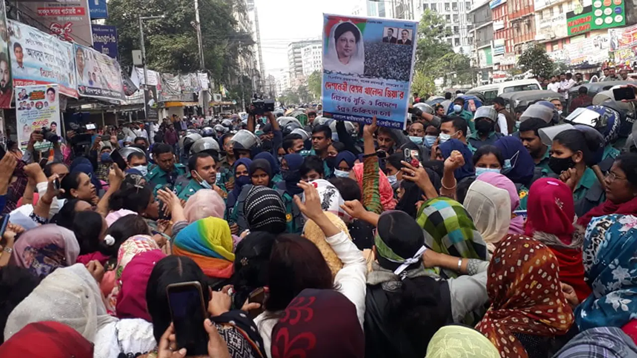 মহিলা দলের মিছিলের চেষ্টা, পুলিশের বাধা