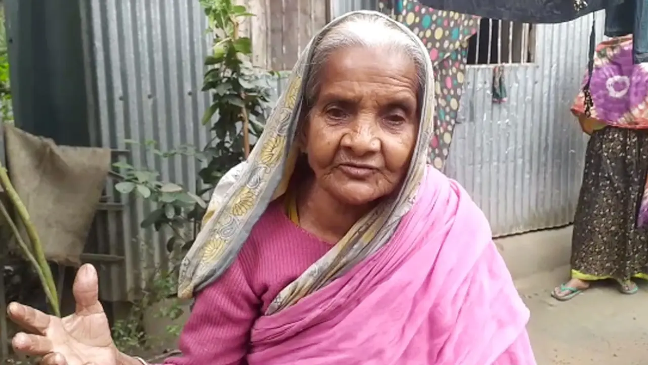 ছেলে কত কী বাজার করে, বউকে নিয়ে খায়, আমাকে দেয় না
