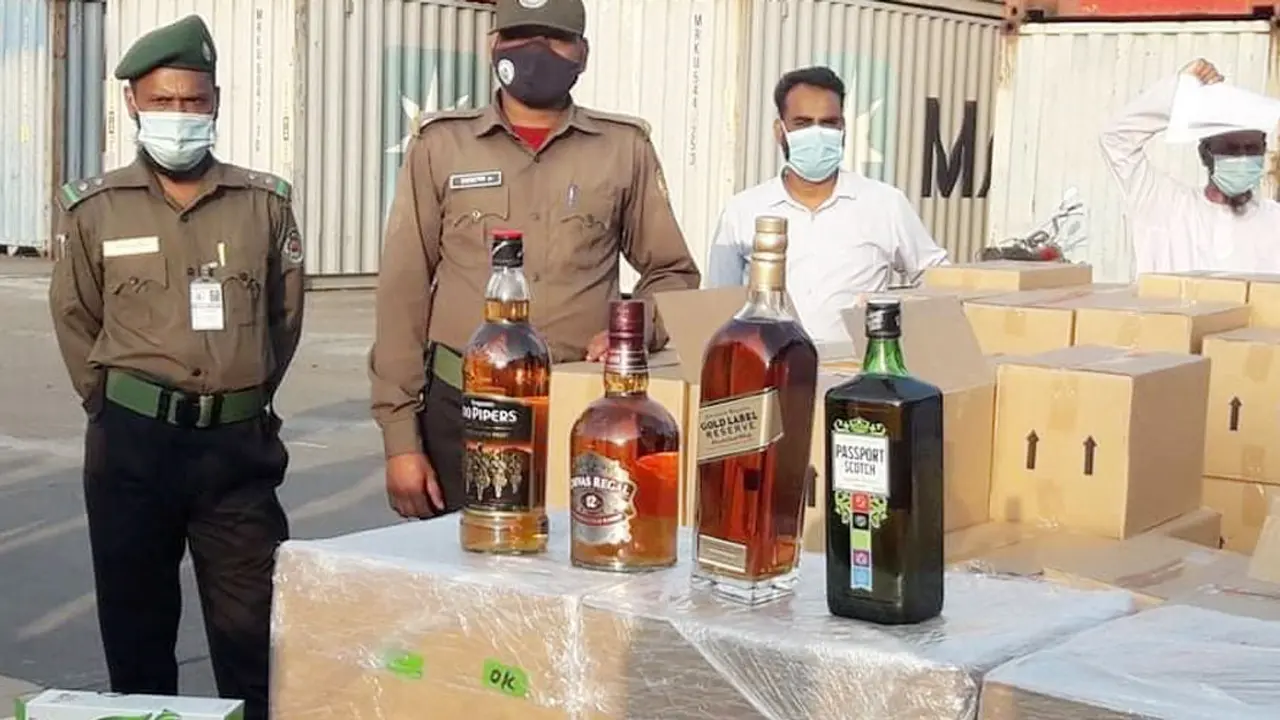 মোংলা বন্দর থেকে ৯৭৬৮ বোতল বিদেশি মদ জব্দ