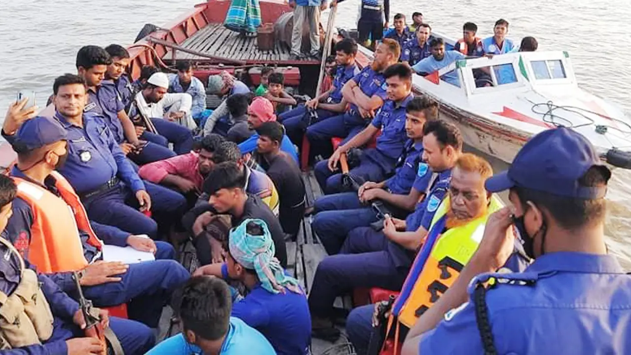 নিষেধাজ্ঞা অমান্য করে ইলিশ ধরায় ৩৭ জেলের কারাদণ্ড