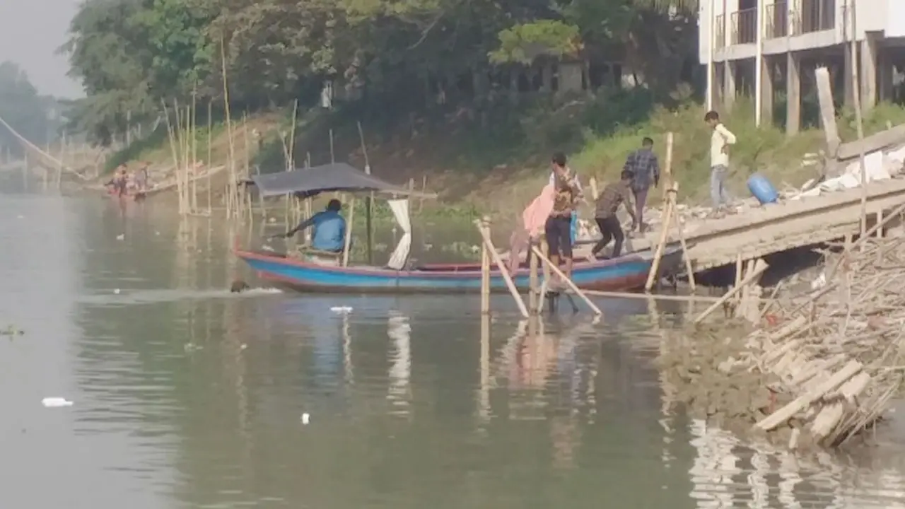 রাত ৯টার পর খাল সাঁতরে পার হয় ৪ ইউনিয়নের মানুষ