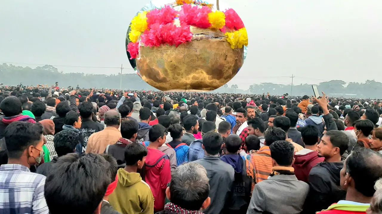 হুমগুটি খেলা দেখতে মানুষের ঢল
