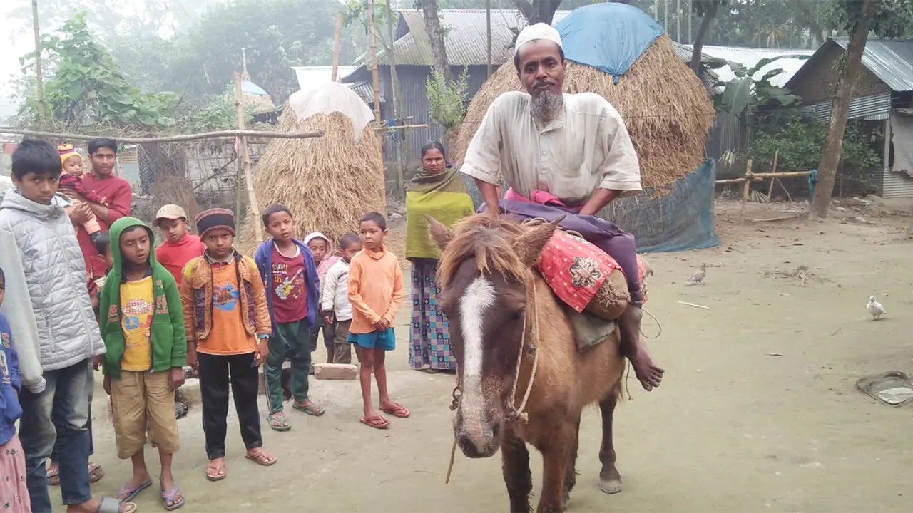 একটা ইজিবাইক হলে আর ভিক্ষা করবেন না রবিকুল