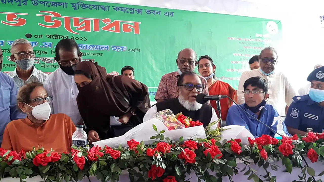 এই কলেজ মাঠে আমি বক্তব্য দিচ্ছি, আমি লজ্জিত