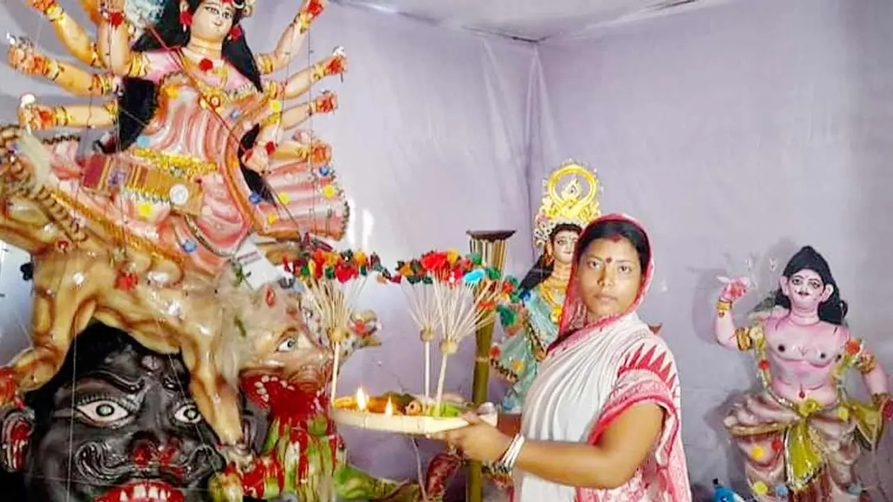 পুরুষশূন্য হাড়িপাড়ায় মুষ্টির চালে দুর্গাপূজা