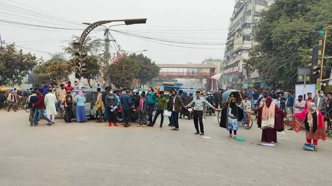 নোটিশ ছাড়াই পরীক্ষা স্থগিত, সড়ক অবরোধ শিক্ষার্থীদের