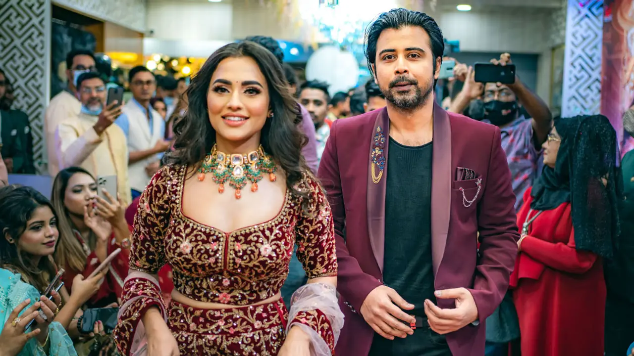 বিয়ের আসরে নজর কাড়লেন নিশো-ফারিয়া!