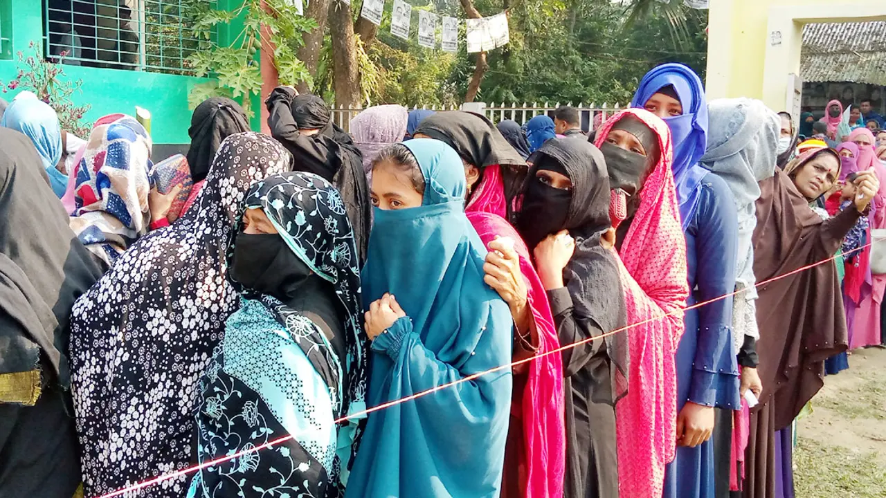 শীত উপেক্ষা করে নারী ভোটারদের দীর্ঘ সারি