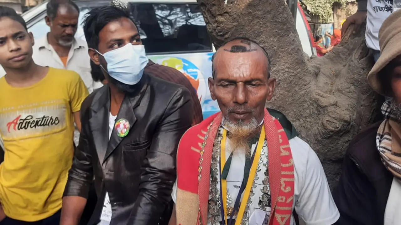 নৌকা আকৃতির চুলের কাটিং, আইভীর টানে না.গঞ্জে নুরুল