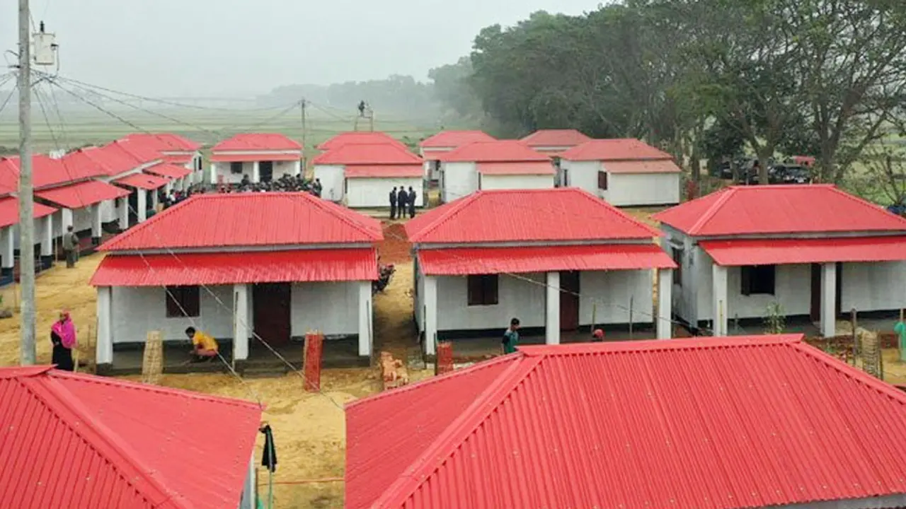 উপহারের ঘর দেওয়ার কথা বলে টাকা আদায়ের অভিযোগ