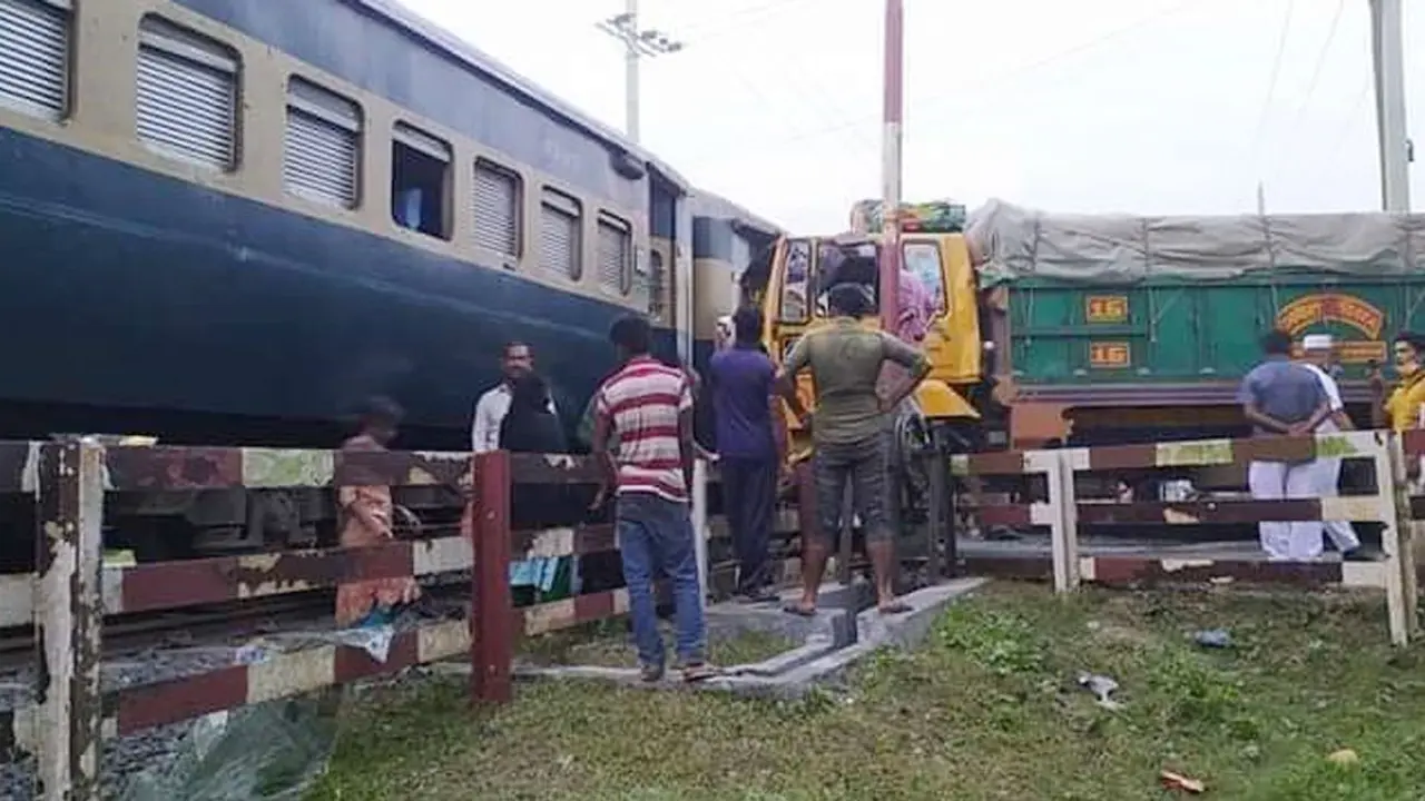 চলন্ত ট্রেনে ট্রাকের ধাক্কা, পাবনা-রাজশাহী রুটে যোগাযোগ বন্ধ