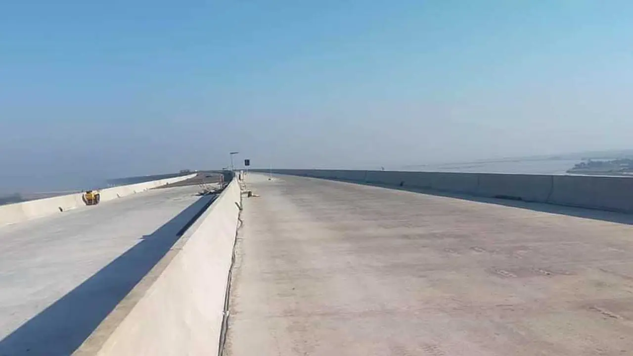 পদ্মা সেতুতে পিচ ঢালাইয়ের কাজ শুরু