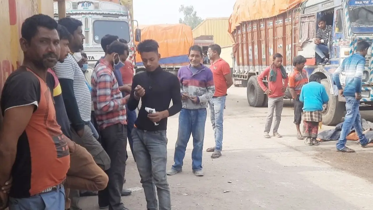 ওমিক্রন ঝুঁকিতে বাংলাবান্ধা বন্দর, মানা হচ্ছে না স্বাস্থ্যবিধি