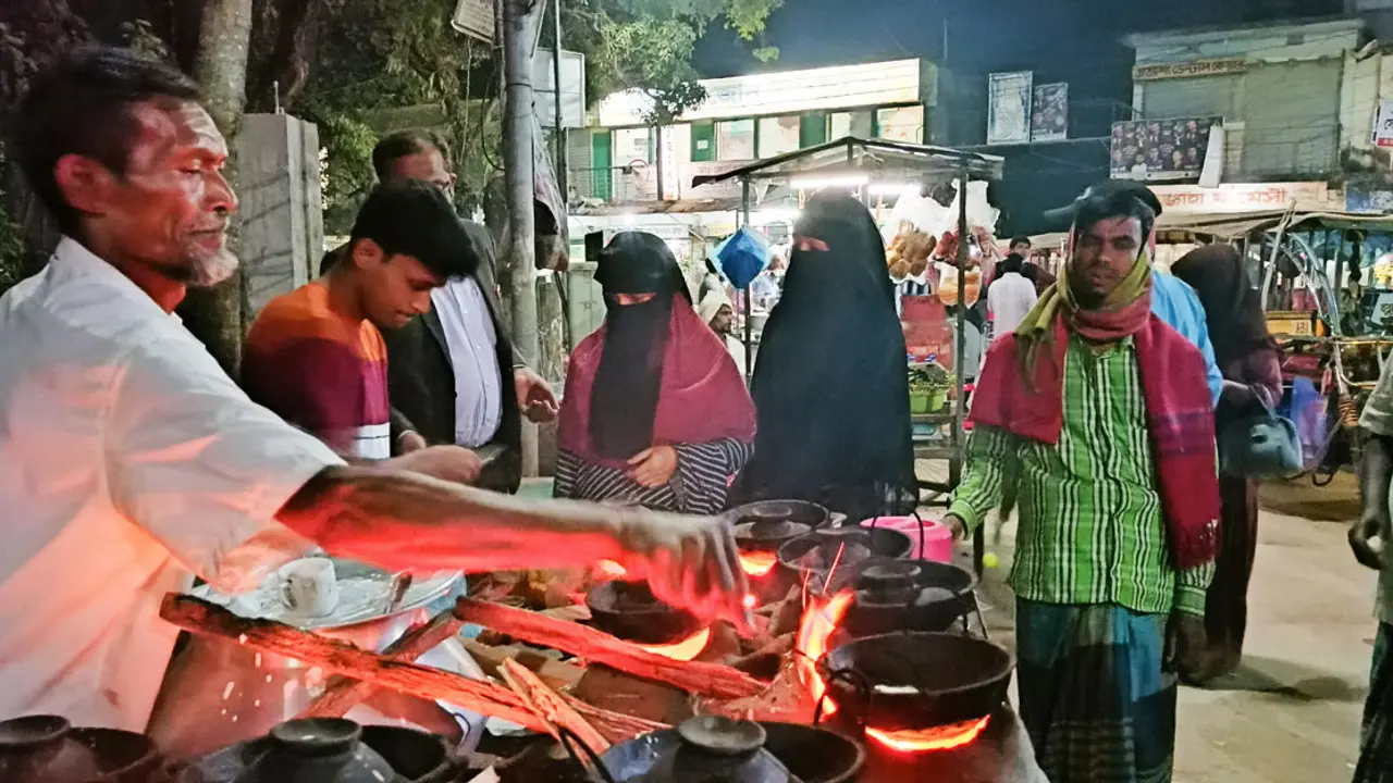 মাদারীপুরে জমজমাট শীতের পিঠার দোকান