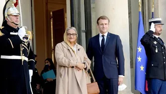 PM receives warm welcome at Elysee Palace