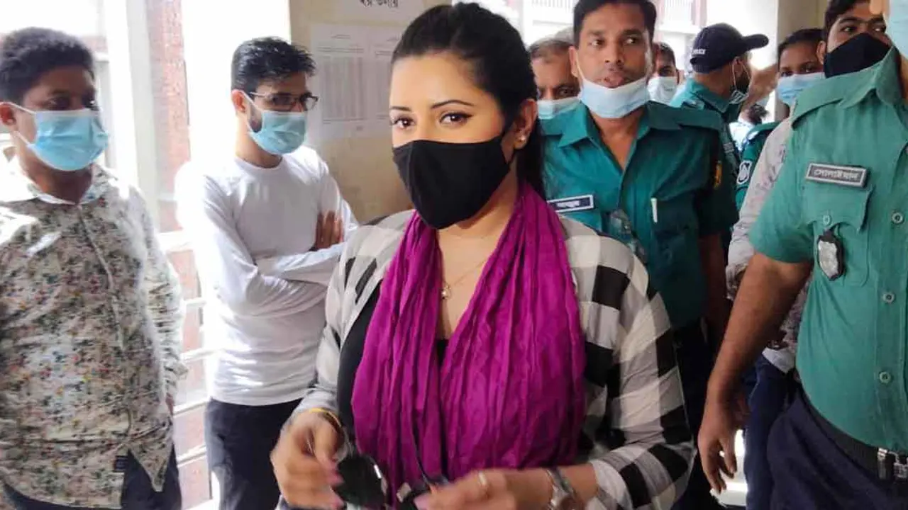 অস্বস্তি লাগছে, মরে যাচ্ছি : সেলফি তুলতে চাওয়ায় আইনজীবীকে পরীমণি