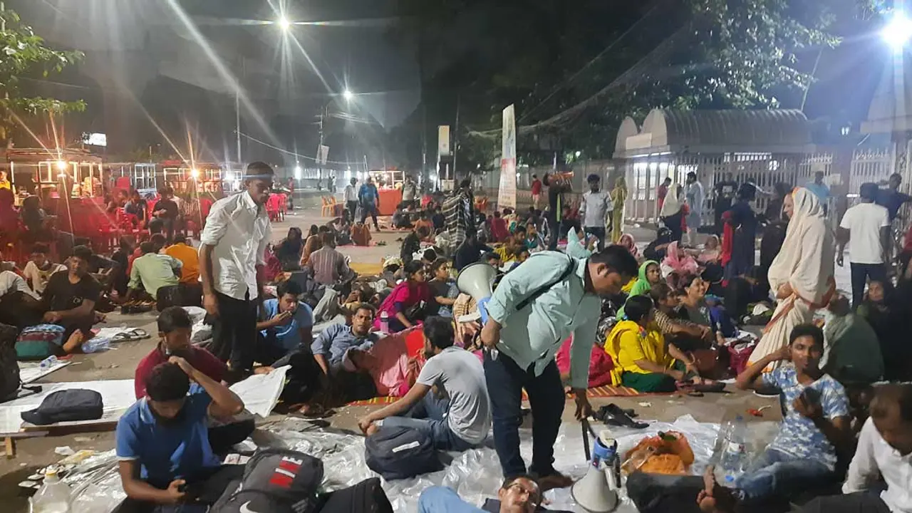 প্রতিবন্ধী বিদ্যালয় এমপিওভুক্তির দাবিতে শাহবাগে অবস্থান