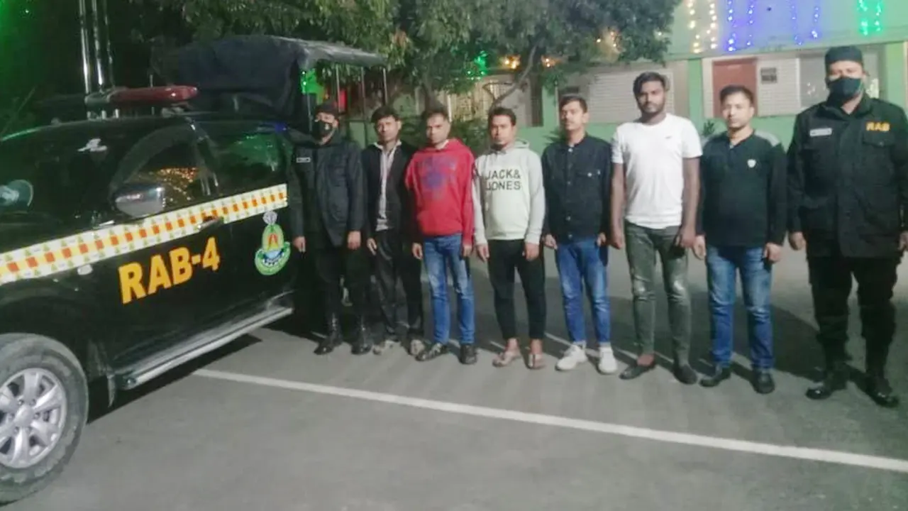 রাজধানীতে বিপুল পরিমাণ মোবাইল ফোন জব্দ, গ্রেফতার ৬