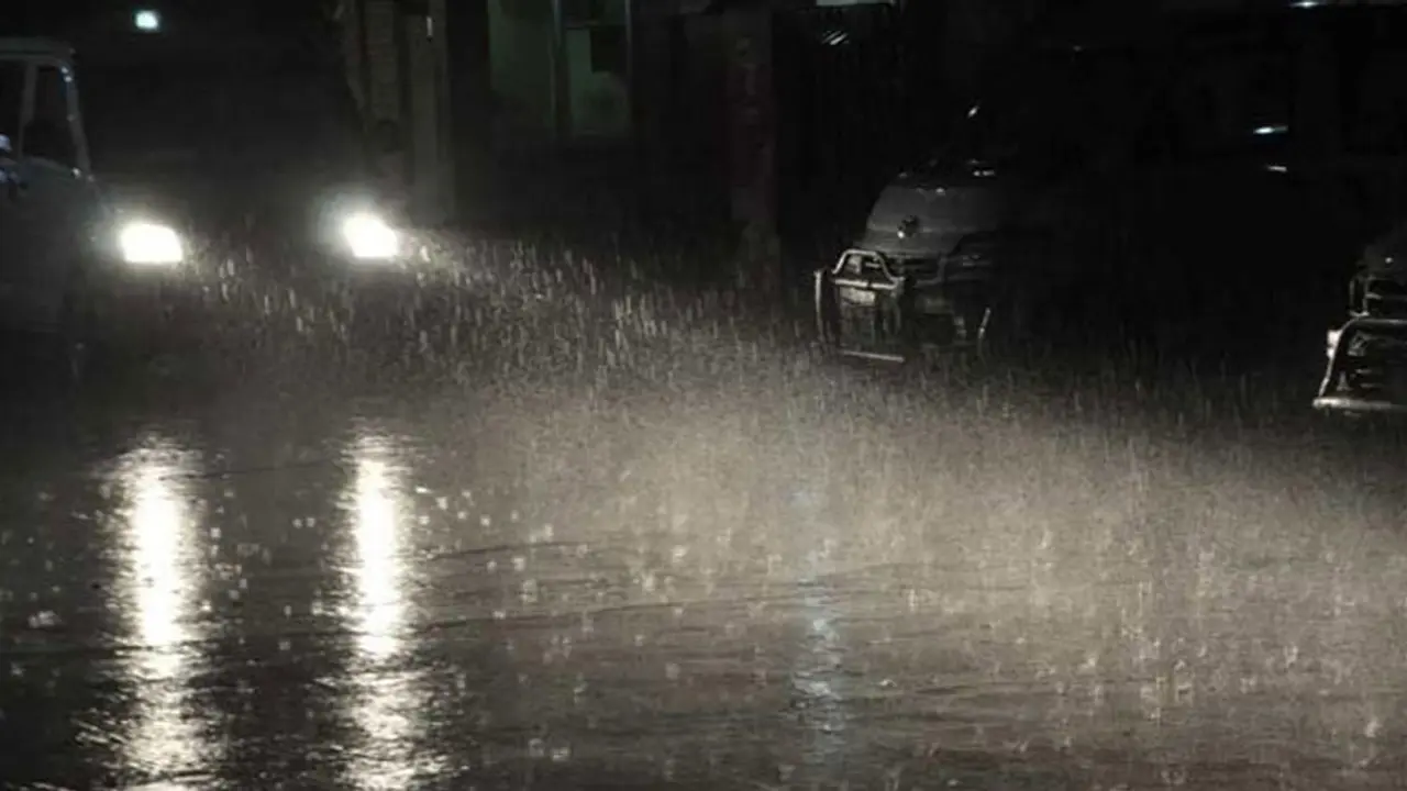 থেমে থেমে চলতে পারে বৃষ্টি