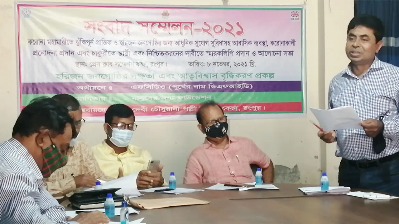 মেয়ে মিষ্টি নিয়ে রেস্তোরাঁয় বসা, ঢুকতে দেয়নি বাবাকে