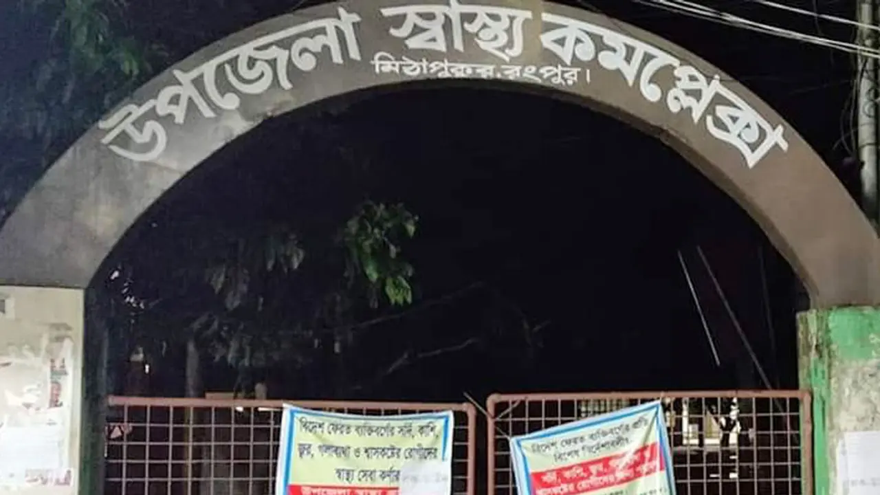 বাড়ির সামনে প্রেমিকার বিষপান, পরিবারসহ পালিয়েছে প্রেমিক