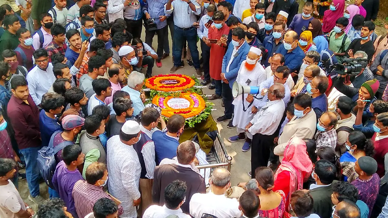 শেষবারের মতো হাসান আজিজুল হককে দেখতে মানুষের ঢল
