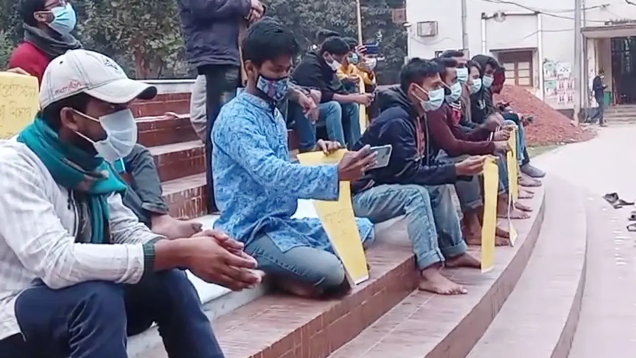 বৈঠকে রাবি প্রশাসন, খোলা রাখার দাবিতে শিক্ষার্থীদের অবস্থান