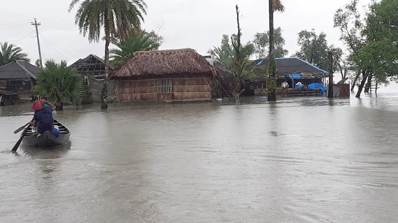 পানিতে ভাসছে প্রতাপনগর, ভিটেমাটি ছাড়ছে মানুষ
