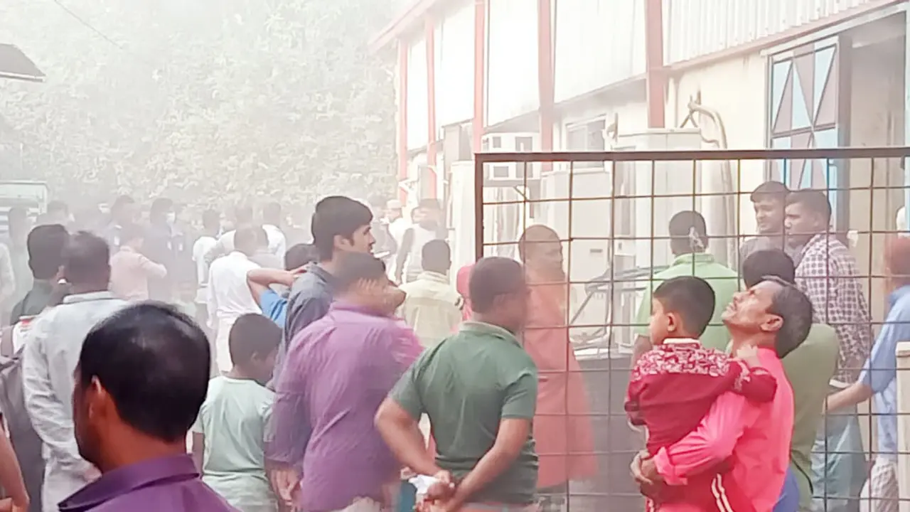 আশুলিয়ায় পোশাক কারখানায় আগুন