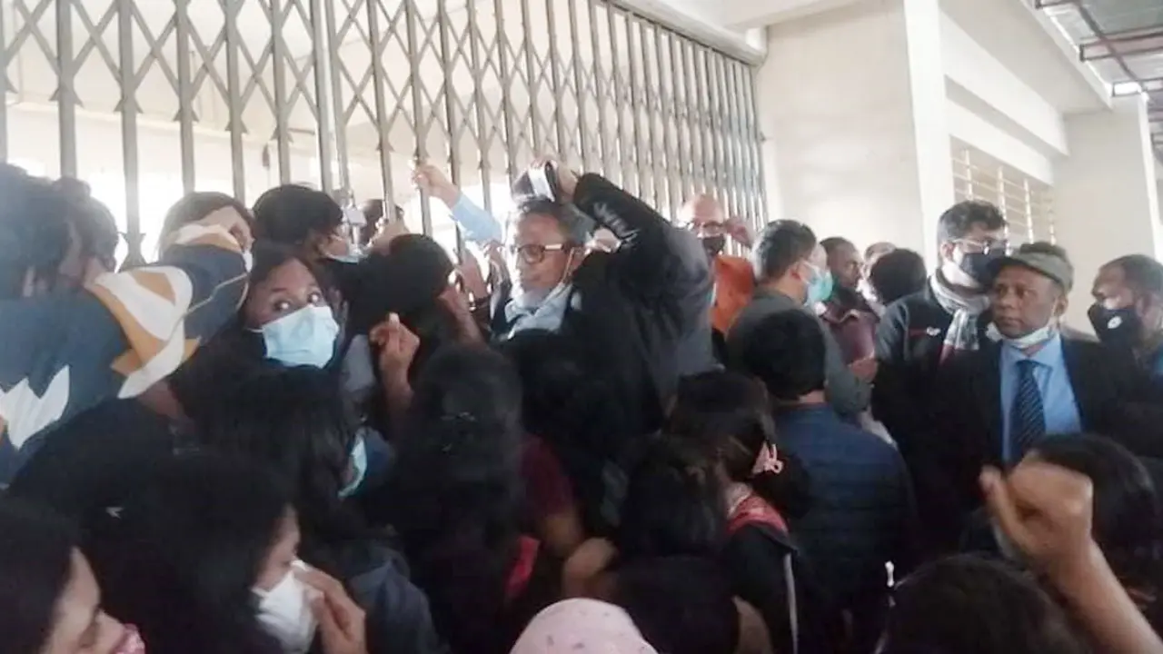 শাবি উপাচার্য অবরুদ্ধ