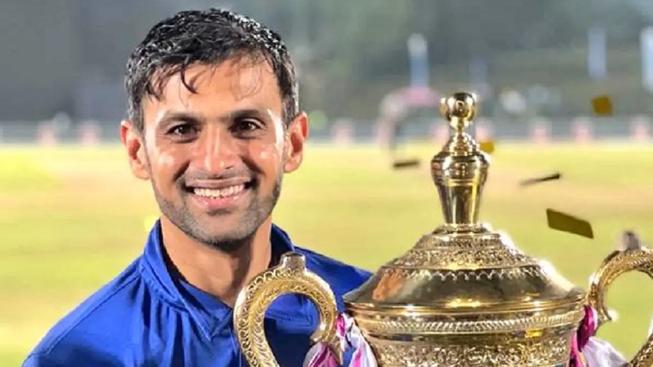 হ্যাটট্রিক করে বিশ্বরেকর্ডের খুব কাছে শোয়েব মালিক