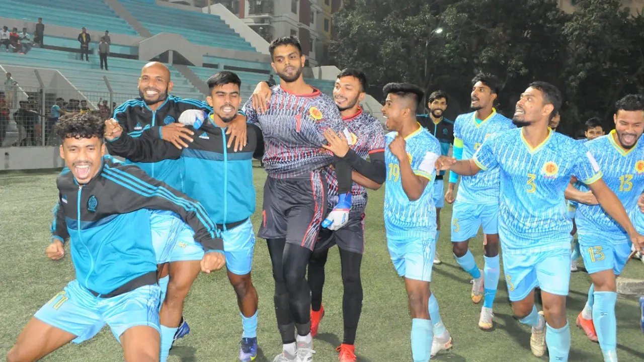 তিন পেনাল্টি, ছয় গোল, রেফারি পরিবর্তনের ম্যাচে আবাহনী ফাইনালে
