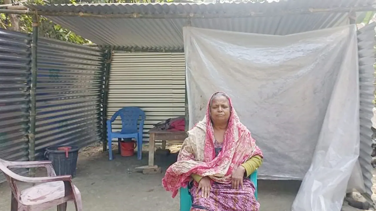 ছেলে থাকেন ফ্ল্যাট বাসায়, অন্ধ মা ঝুপড়ি ঘরে
