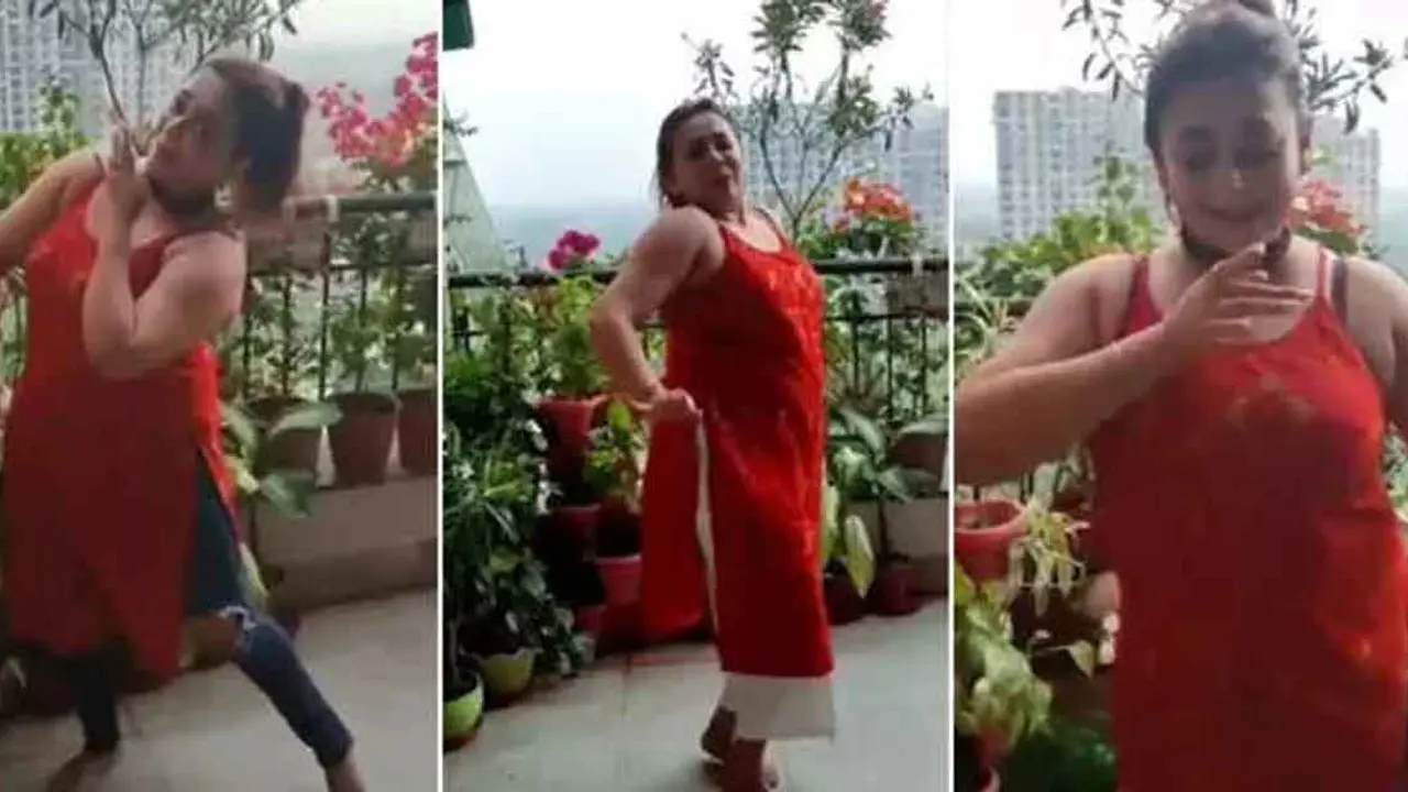 ‘মানিকে মাগে হিথে’তে কোমর দোলালেন শ্রীলেখা