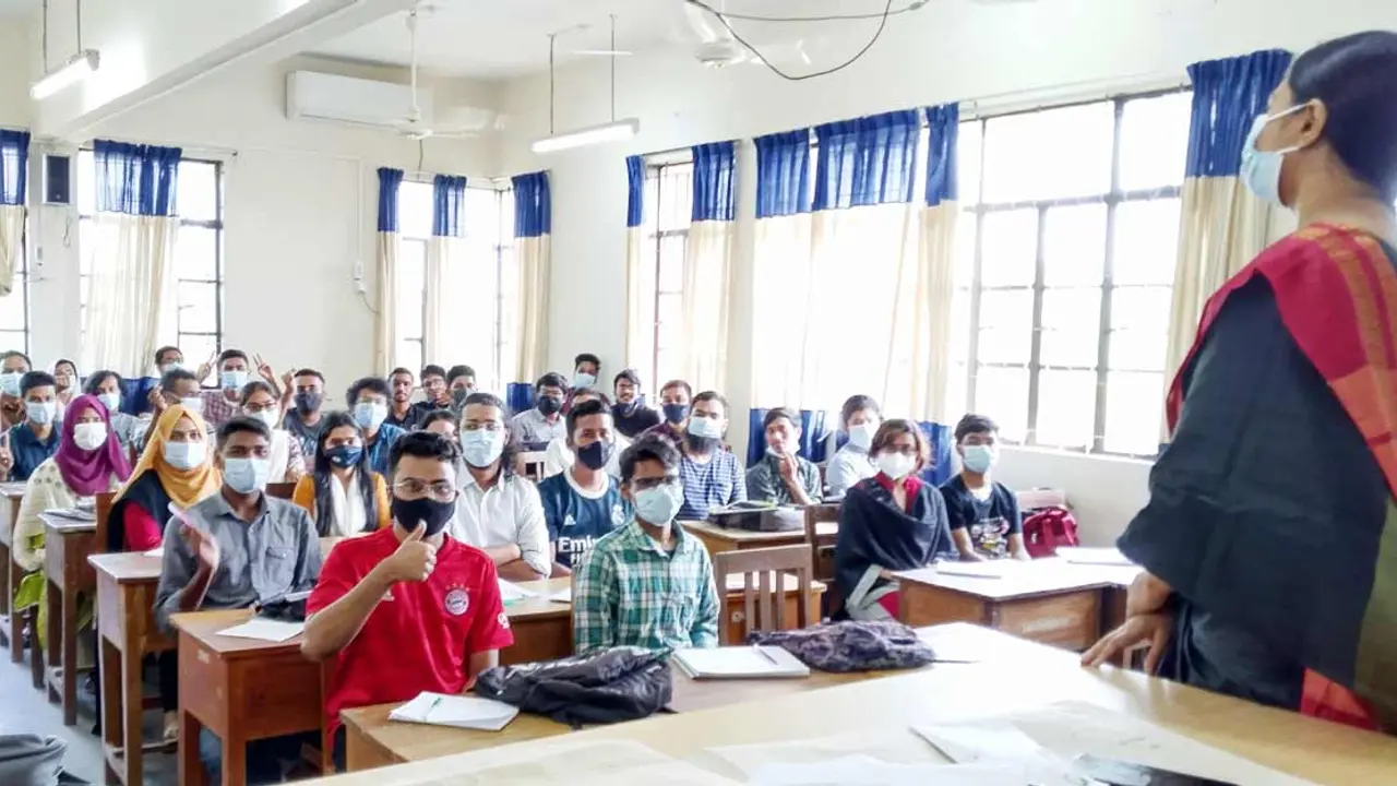 ১৯ মাস পর সহপাঠীর সঙ্গে ক্লাসে শাবির শিক্ষার্থীরা