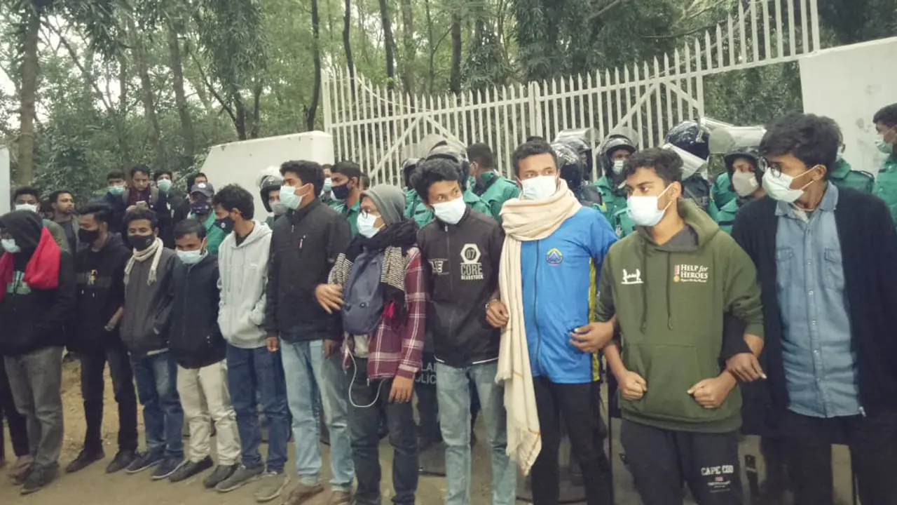 শাবি উপাচার্যের বাসভবন ঘেরাও