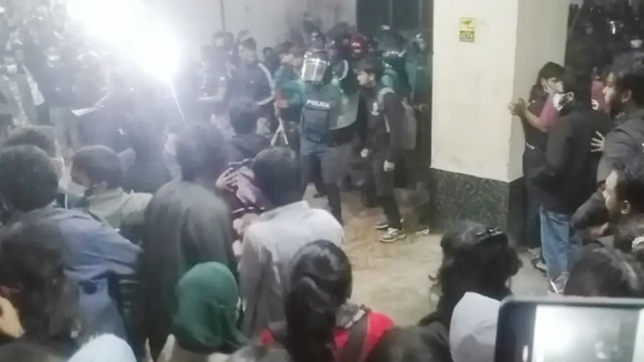শাবিতে শিক্ষার্থীদের সঙ্গে পুলিশের সংঘর্ষ, সাউন্ড গ্রেনেড নিক্ষেপ