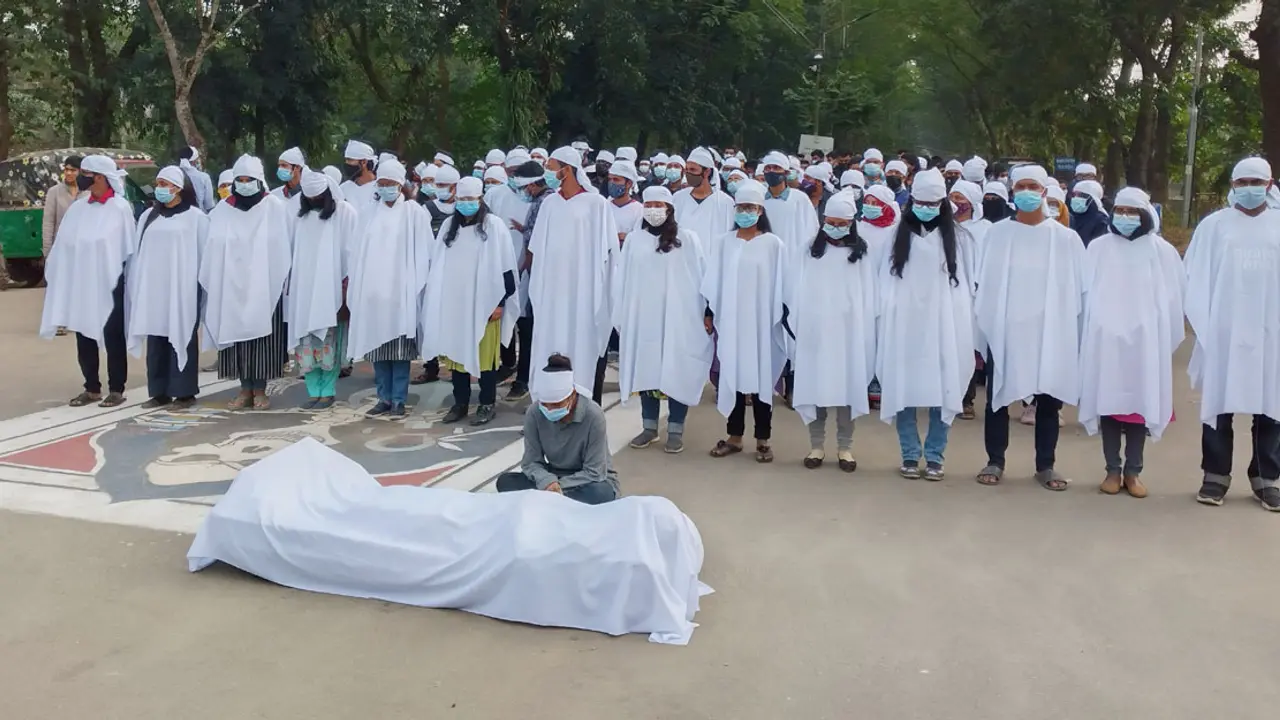 এবার কাফনের কাপড় পরে উপাচার্যের পদত্যাগ চাইলেন শাবি শিক্ষার্থীরা
